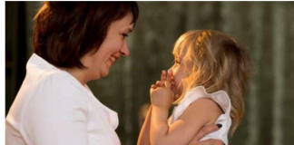Dijete koje nije imalo dovoljno majčinske ljubavi u životu razvija 10 loših osobina, a jedna je najgora