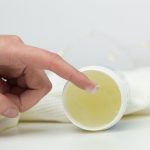 NAMAZALA JE UHO VAZELINOM I SAČEKALA PAR MINUTA Kad vidite rezultat, iste minute ćete uraditi isto