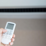 U današnjem članku vam pišemo na temu da li je jeftinije ostaviti klima uređaj uključen ili ga stalno gasiti i ponovo paliti. Mnogi od nas se često pitaju šta je najbolji način da uštedimo energiju, a najčešće sumnjamo u to da li je bolje klima uređaj stalno ostaviti upaljen ili ga gasiti svaki put kada napustimo prostor. Na prvi pogled, može se činiti da je gašenje klima uređaja najbolji način da uštedimo energiju i smanjimo račune za struju. Međutim, praksa i stručnjaci tvrde da stvari nisu tako jednostavne. Stalno paljenje i gašenje klime zapravo može povećati potrošnju energije i skratiti njen vijek trajanja. Kada se klima uređaj isključi na nekoliko sati, temperatura i vlažnost u prostoru brzo se poremete, a kada ga ponovo uključite, uređaj mora raditi punim kapacitetom da bi vratio prostor na ugodnu temperaturu. Ovaj proces zahteva puno više energije nego da klima jednostavno održava stabilnu temperaturu. U većini slučajeva, ostaviti klimu uključenom tokom dana, ali na umjerenim postavkama, može biti jeftinije. Ključ je u tome da klima ne radi konstantno na maksimalnoj snazi, već da održava stabilnu temperaturu u prostoriji. Ovakav pristup ne samo da smanjuje potrošnju energije, već pomaže i u održavanju ravnoteže u prostoru. Na primjer, tokom leta, postavite klimu na 27–28 °C kada niste kod kuće. Na taj način, klima neće stalno raditi, ali će se povremeno uključivati kako bi održala temperaturu. Ovaj pristup može vam doneti uštedu do 10% na godišnjem računu za struju. Kada je zima u pitanju, preporučuje se da temperatura u prostoru dok niste kod kuće bude oko 21–22 °C. To znači da neće doći do velike temperaturne razlike u prostoru, a klima će po povratku vrlo brzo dostići željenu temperaturu bez previše energije. Ovaj umjereni rad klime doprinosi smanjenju računa za struju, štiti uređaj od preopterećenja, poboljšava kvalitet zraka u prostoru i produljuje vijek trajanja uređaja. Prednosti stalnog rada klime na umjerenim postavkama su očigledne. Ovaj način rada ne samo da smanjuje potrošnju energije, već također održava stabilnu vlažnost zraka, što smanjuje šanse za stvaranje plijesni i drugih neželjenih elemenata u prostorijama. Manje opterećenje uređaja znači i rjeđe kvarove, a dugoročno gledano, klima uređaj traje duže i pruža vam veći komfor. Pametne klime, koje su moderniji modeli klima uređaja, donose dodatnu uštedu. Ovi uređaji obično imaju senzore prisutnosti i automatske “eco” režime koji omogućavaju uređaju da smanji snagu kada nema nikoga u prostoriji, a zatim se automatski vraća na prethodne postavke kada se ponovo neko pojavi. Ovakvi uređaji troše mnogo manje energije, a istovremeno pružaju visok nivo udobnosti. Dakle, odgovor na pitanje da li je jeftinije ostaviti klima uređaj uključen ili ga stalno gasiti i paliti je jasan – da, ako je klima pravilno podešena i koristi se umjereno. Korišćenje klime na način koji održava stabilnu temperaturu i ne forsira uređaj da radi na maksimalnim postavkama može doneti značajnu uštedu na vašim računima za struju, a istovremeno pružiti dugoročnu uštedu i povećati komfor u vašem domu. Najveća greška nije ostaviti klimu uključenu, već forsirati je da stalno radi na punoj snazi. Pametno korišćenje klime znači manje troškova, manje stresa i više komfora tokom godine