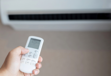 U današnjem članku vam pišemo na temu da li je jeftinije ostaviti klima uređaj uključen ili ga stalno gasiti i ponovo paliti. Mnogi od nas se često pitaju šta je najbolji način da uštedimo energiju, a najčešće sumnjamo u to da li je bolje klima uređaj stalno ostaviti upaljen ili ga gasiti svaki put kada napustimo prostor. Na prvi pogled, može se činiti da je gašenje klima uređaja najbolji način da uštedimo energiju i smanjimo račune za struju. Međutim, praksa i stručnjaci tvrde da stvari nisu tako jednostavne. Stalno paljenje i gašenje klime zapravo može povećati potrošnju energije i skratiti njen vijek trajanja. Kada se klima uređaj isključi na nekoliko sati, temperatura i vlažnost u prostoru brzo se poremete, a kada ga ponovo uključite, uređaj mora raditi punim kapacitetom da bi vratio prostor na ugodnu temperaturu. Ovaj proces zahteva puno više energije nego da klima jednostavno održava stabilnu temperaturu. U većini slučajeva, ostaviti klimu uključenom tokom dana, ali na umjerenim postavkama, može biti jeftinije. Ključ je u tome da klima ne radi konstantno na maksimalnoj snazi, već da održava stabilnu temperaturu u prostoriji. Ovakav pristup ne samo da smanjuje potrošnju energije, već pomaže i u održavanju ravnoteže u prostoru. Na primjer, tokom leta, postavite klimu na 27–28 °C kada niste kod kuće. Na taj način, klima neće stalno raditi, ali će se povremeno uključivati kako bi održala temperaturu. Ovaj pristup može vam doneti uštedu do 10% na godišnjem računu za struju. Kada je zima u pitanju, preporučuje se da temperatura u prostoru dok niste kod kuće bude oko 21–22 °C. To znači da neće doći do velike temperaturne razlike u prostoru, a klima će po povratku vrlo brzo dostići željenu temperaturu bez previše energije. Ovaj umjereni rad klime doprinosi smanjenju računa za struju, štiti uređaj od preopterećenja, poboljšava kvalitet zraka u prostoru i produljuje vijek trajanja uređaja. Prednosti stalnog rada klime na umjerenim postavkama su očigledne. Ovaj način rada ne samo da smanjuje potrošnju energije, već također održava stabilnu vlažnost zraka, što smanjuje šanse za stvaranje plijesni i drugih neželjenih elemenata u prostorijama. Manje opterećenje uređaja znači i rjeđe kvarove, a dugoročno gledano, klima uređaj traje duže i pruža vam veći komfor. Pametne klime, koje su moderniji modeli klima uređaja, donose dodatnu uštedu. Ovi uređaji obično imaju senzore prisutnosti i automatske “eco” režime koji omogućavaju uređaju da smanji snagu kada nema nikoga u prostoriji, a zatim se automatski vraća na prethodne postavke kada se ponovo neko pojavi. Ovakvi uređaji troše mnogo manje energije, a istovremeno pružaju visok nivo udobnosti. Dakle, odgovor na pitanje da li je jeftinije ostaviti klima uređaj uključen ili ga stalno gasiti i paliti je jasan – da, ako je klima pravilno podešena i koristi se umjereno. Korišćenje klime na način koji održava stabilnu temperaturu i ne forsira uređaj da radi na maksimalnim postavkama može doneti značajnu uštedu na vašim računima za struju, a istovremeno pružiti dugoročnu uštedu i povećati komfor u vašem domu. Najveća greška nije ostaviti klimu uključenu, već forsirati je da stalno radi na punoj snazi. Pametno korišćenje klime znači manje troškova, manje stresa i više komfora tokom godine