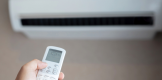 U današnjem članku vam pišemo na temu da li je jeftinije ostaviti klima uređaj uključen ili ga stalno gasiti i ponovo paliti. Mnogi od nas se često pitaju šta je najbolji način da uštedimo energiju, a najčešće sumnjamo u to da li je bolje klima uređaj stalno ostaviti upaljen ili ga gasiti svaki put kada napustimo prostor. Na prvi pogled, može se činiti da je gašenje klima uređaja najbolji način da uštedimo energiju i smanjimo račune za struju. Međutim, praksa i stručnjaci tvrde da stvari nisu tako jednostavne. Stalno paljenje i gašenje klime zapravo može povećati potrošnju energije i skratiti njen vijek trajanja. Kada se klima uređaj isključi na nekoliko sati, temperatura i vlažnost u prostoru brzo se poremete, a kada ga ponovo uključite, uređaj mora raditi punim kapacitetom da bi vratio prostor na ugodnu temperaturu. Ovaj proces zahteva puno više energije nego da klima jednostavno održava stabilnu temperaturu. U većini slučajeva, ostaviti klimu uključenom tokom dana, ali na umjerenim postavkama, može biti jeftinije. Ključ je u tome da klima ne radi konstantno na maksimalnoj snazi, već da održava stabilnu temperaturu u prostoriji. Ovakav pristup ne samo da smanjuje potrošnju energije, već pomaže i u održavanju ravnoteže u prostoru. Na primjer, tokom leta, postavite klimu na 27–28 °C kada niste kod kuće. Na taj način, klima neće stalno raditi, ali će se povremeno uključivati kako bi održala temperaturu. Ovaj pristup može vam doneti uštedu do 10% na godišnjem računu za struju. Kada je zima u pitanju, preporučuje se da temperatura u prostoru dok niste kod kuće bude oko 21–22 °C. To znači da neće doći do velike temperaturne razlike u prostoru, a klima će po povratku vrlo brzo dostići željenu temperaturu bez previše energije. Ovaj umjereni rad klime doprinosi smanjenju računa za struju, štiti uređaj od preopterećenja, poboljšava kvalitet zraka u prostoru i produljuje vijek trajanja uređaja. Prednosti stalnog rada klime na umjerenim postavkama su očigledne. Ovaj način rada ne samo da smanjuje potrošnju energije, već također održava stabilnu vlažnost zraka, što smanjuje šanse za stvaranje plijesni i drugih neželjenih elemenata u prostorijama. Manje opterećenje uređaja znači i rjeđe kvarove, a dugoročno gledano, klima uređaj traje duže i pruža vam veći komfor. Pametne klime, koje su moderniji modeli klima uređaja, donose dodatnu uštedu. Ovi uređaji obično imaju senzore prisutnosti i automatske “eco” režime koji omogućavaju uređaju da smanji snagu kada nema nikoga u prostoriji, a zatim se automatski vraća na prethodne postavke kada se ponovo neko pojavi. Ovakvi uređaji troše mnogo manje energije, a istovremeno pružaju visok nivo udobnosti. Dakle, odgovor na pitanje da li je jeftinije ostaviti klima uređaj uključen ili ga stalno gasiti i paliti je jasan – da, ako je klima pravilno podešena i koristi se umjereno. Korišćenje klime na način koji održava stabilnu temperaturu i ne forsira uređaj da radi na maksimalnim postavkama može doneti značajnu uštedu na vašim računima za struju, a istovremeno pružiti dugoročnu uštedu i povećati komfor u vašem domu. Najveća greška nije ostaviti klimu uključenu, već forsirati je da stalno radi na punoj snazi. Pametno korišćenje klime znači manje troškova, manje stresa i više komfora tokom godine