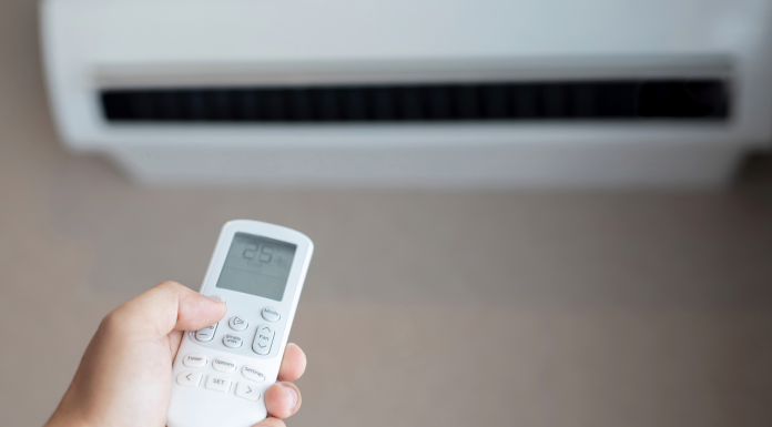 U današnjem članku vam pišemo na temu da li je jeftinije ostaviti klima uređaj uključen ili ga stalno gasiti i ponovo paliti. Mnogi od nas se često pitaju šta je najbolji način da uštedimo energiju, a najčešće sumnjamo u to da li je bolje klima uređaj stalno ostaviti upaljen ili ga gasiti svaki put kada napustimo prostor. Na prvi pogled, može se činiti da je gašenje klima uređaja najbolji način da uštedimo energiju i smanjimo račune za struju. Međutim, praksa i stručnjaci tvrde da stvari nisu tako jednostavne. Stalno paljenje i gašenje klime zapravo može povećati potrošnju energije i skratiti njen vijek trajanja. Kada se klima uređaj isključi na nekoliko sati, temperatura i vlažnost u prostoru brzo se poremete, a kada ga ponovo uključite, uređaj mora raditi punim kapacitetom da bi vratio prostor na ugodnu temperaturu. Ovaj proces zahteva puno više energije nego da klima jednostavno održava stabilnu temperaturu. U većini slučajeva, ostaviti klimu uključenom tokom dana, ali na umjerenim postavkama, može biti jeftinije. Ključ je u tome da klima ne radi konstantno na maksimalnoj snazi, već da održava stabilnu temperaturu u prostoriji. Ovakav pristup ne samo da smanjuje potrošnju energije, već pomaže i u održavanju ravnoteže u prostoru. Na primjer, tokom leta, postavite klimu na 27–28 °C kada niste kod kuće. Na taj način, klima neće stalno raditi, ali će se povremeno uključivati kako bi održala temperaturu. Ovaj pristup može vam doneti uštedu do 10% na godišnjem računu za struju. Kada je zima u pitanju, preporučuje se da temperatura u prostoru dok niste kod kuće bude oko 21–22 °C. To znači da neće doći do velike temperaturne razlike u prostoru, a klima će po povratku vrlo brzo dostići željenu temperaturu bez previše energije. Ovaj umjereni rad klime doprinosi smanjenju računa za struju, štiti uređaj od preopterećenja, poboljšava kvalitet zraka u prostoru i produljuje vijek trajanja uređaja. Prednosti stalnog rada klime na umjerenim postavkama su očigledne. Ovaj način rada ne samo da smanjuje potrošnju energije, već također održava stabilnu vlažnost zraka, što smanjuje šanse za stvaranje plijesni i drugih neželjenih elemenata u prostorijama. Manje opterećenje uređaja znači i rjeđe kvarove, a dugoročno gledano, klima uređaj traje duže i pruža vam veći komfor. Pametne klime, koje su moderniji modeli klima uređaja, donose dodatnu uštedu. Ovi uređaji obično imaju senzore prisutnosti i automatske “eco” režime koji omogućavaju uređaju da smanji snagu kada nema nikoga u prostoriji, a zatim se automatski vraća na prethodne postavke kada se ponovo neko pojavi. Ovakvi uređaji troše mnogo manje energije, a istovremeno pružaju visok nivo udobnosti. Dakle, odgovor na pitanje da li je jeftinije ostaviti klima uređaj uključen ili ga stalno gasiti i paliti je jasan – da, ako je klima pravilno podešena i koristi se umjereno. Korišćenje klime na način koji održava stabilnu temperaturu i ne forsira uređaj da radi na maksimalnim postavkama može doneti značajnu uštedu na vašim računima za struju, a istovremeno pružiti dugoročnu uštedu i povećati komfor u vašem domu. Najveća greška nije ostaviti klimu uključenu, već forsirati je da stalno radi na punoj snazi. Pametno korišćenje klime znači manje troškova, manje stresa i više komfora tokom godine