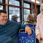 U autobusu, arogantni mladić ne samo da je odbio da ustupi svoje mjesto starijoj ženi, već je i demonstrativno stavio nogu na sjedalo – ali definitivno nije očekivao ovakvu kaznu 😨😱