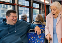 U autobusu, arogantni mladić ne samo da je odbio da ustupi svoje mjesto starijoj ženi, već je i demonstrativno stavio nogu na sjedalo – ali definitivno nije očekivao ovakvu kaznu 😨😱
