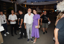 U današnjem članku donosimo emotivnu priču o romansi između glumca Lazara Ristovskog i psihološkinje Anice Lazić, koja je izazvala mnoge znatiželjne poglede i pažnju medija. Njihova ljubavna priča, koja je započela nakon Lazarovog razvoda od dugogodišnje supruge Danice, brzo je postala tema mnogih razgovora, a sada je dobila još jedan emotivan trenutak – Anica je trudna. Lazar i Anica upoznali su se sasvim slučajno, bez posrednika, osim – kako Anica kaže – Boga. Njihova povezanost bila je trenutna, a razgovori su trajali satima. Anica ističe da je njihova ljubav započela od prvog pogleda, i to u trenutku kada su se zagrlili. Iako nisu odmah odlučili dijeliti svoju vezu sa javnošću, s vremenom su shvatili da je došlo vrijeme da to učine. Lazar je, prema Anicinim riječima, bio poštovan prema njihovoj vezi i odlučio je sve učiniti na svoj način, s velikim poštovanjem. Međutim, njihov put nije bio bez prepreka. Anica je doživjela internet nasilje nakon što je Lazar iznenada objavio da su u vezi dok je ona spavala. Ovaj neplanirani izlazak u javnost izazvao je negativne reakcije na internetu, što je povrijedilo Anicu. Iako je to bio težak period za nju, Lazar je bio njena velika podrška, a Anica je, kako kaže, morala potražiti pomoć psihoterapeuta da bi se nosila sa negativnim komentarima. Kroz sve to, Anica je postala još snažnija, a Lazar je bio uz nju, pomažući joj da prebrodi taj period. Iako su njihovu vezu obilježile medijske reakcije i razlika u godinama, Anica ističe da se ona i Lazar nikad nisu fokusirali na to. Razlika u godinama za njih nije bila prepreka, a u njihovoj vezi je najvažniji međusobno povjerenje i ljubav. Neki sitni detalji, poput omiljenih jela – ona voli palačinke s kremom, dok Lazar preferira džem i orahe – pokazuju samo male razlike, no ništa što bi ih moglo udaljiti. Anica se osvrnula i na izazove starenja, ističući da bi voljela jednog dana postati baka. Za nju, starenje nije nešto čega se treba sramiti, već prirodan proces života, te se protivi društvenim normama koje često nazivaju žene “babama” kad dođu do četrdesete godine. Iako se mediji bave razlikom u godinama, Anica i Lazar to ne primjećuju, jer njihova ljubav temelji se na puno dubljim vrijednostima. Ova priča nas podsjeća da ljubav ne poznaje godine i da prava povezanost u vezi nije zasnovana na vanjskim faktorima, već na međusobnom poštovanju, povjerenju i dubokoj povezanosti