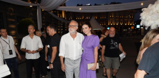 U današnjem članku donosimo emotivnu priču o romansi između glumca Lazara Ristovskog i psihološkinje Anice Lazić, koja je izazvala mnoge znatiželjne poglede i pažnju medija. Njihova ljubavna priča, koja je započela nakon Lazarovog razvoda od dugogodišnje supruge Danice, brzo je postala tema mnogih razgovora, a sada je dobila još jedan emotivan trenutak – Anica je trudna. Lazar i Anica upoznali su se sasvim slučajno, bez posrednika, osim – kako Anica kaže – Boga. Njihova povezanost bila je trenutna, a razgovori su trajali satima. Anica ističe da je njihova ljubav započela od prvog pogleda, i to u trenutku kada su se zagrlili. Iako nisu odmah odlučili dijeliti svoju vezu sa javnošću, s vremenom su shvatili da je došlo vrijeme da to učine. Lazar je, prema Anicinim riječima, bio poštovan prema njihovoj vezi i odlučio je sve učiniti na svoj način, s velikim poštovanjem. Međutim, njihov put nije bio bez prepreka. Anica je doživjela internet nasilje nakon što je Lazar iznenada objavio da su u vezi dok je ona spavala. Ovaj neplanirani izlazak u javnost izazvao je negativne reakcije na internetu, što je povrijedilo Anicu. Iako je to bio težak period za nju, Lazar je bio njena velika podrška, a Anica je, kako kaže, morala potražiti pomoć psihoterapeuta da bi se nosila sa negativnim komentarima. Kroz sve to, Anica je postala još snažnija, a Lazar je bio uz nju, pomažući joj da prebrodi taj period. Iako su njihovu vezu obilježile medijske reakcije i razlika u godinama, Anica ističe da se ona i Lazar nikad nisu fokusirali na to. Razlika u godinama za njih nije bila prepreka, a u njihovoj vezi je najvažniji međusobno povjerenje i ljubav. Neki sitni detalji, poput omiljenih jela – ona voli palačinke s kremom, dok Lazar preferira džem i orahe – pokazuju samo male razlike, no ništa što bi ih moglo udaljiti. Anica se osvrnula i na izazove starenja, ističući da bi voljela jednog dana postati baka. Za nju, starenje nije nešto čega se treba sramiti, već prirodan proces života, te se protivi društvenim normama koje često nazivaju žene “babama” kad dođu do četrdesete godine. Iako se mediji bave razlikom u godinama, Anica i Lazar to ne primjećuju, jer njihova ljubav temelji se na puno dubljim vrijednostima. Ova priča nas podsjeća da ljubav ne poznaje godine i da prava povezanost u vezi nije zasnovana na vanjskim faktorima, već na međusobnom poštovanju, povjerenju i dubokoj povezanosti