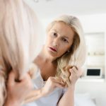 ŽENA POSLIJE 5O. GODINE NE TREBA DA IH NOSI: Izbacite 3 stvari iz GARDEROBE i bićete ODMAH mlađe za deceniju
