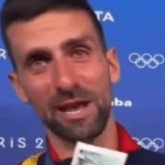 Novinar dao Novaku Đokoviću ovu fotografiju i slavni Srbin je odmah zaplakao!!Pogledajte samo šta se nalazi na fotografiji…