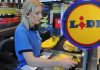 “Zlo mi je, više nikada NEĆU ući u Lidl!” Da li ste vi primjetili da ovo rade na kasama! Ovako nas sve VARAJU! (FOTO)