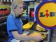 “Zlo mi je, više nikada NEĆU ući u Lidl!” Da li ste vi primjetili da ovo rade na kasama! Ovako nas sve VARAJU! (FOTO)