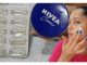 Samo OBIČNA plava Nivea i jeftin vitamin iz apoteke: Pomiješajte i koristite odmah – dame, to je najbolja stvar ikad!