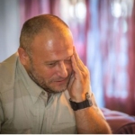 Dejanu prišao “klošar” na ulici i tražio mu pare za pivo, slučajno čuo muke našeg lekara i krišom mu pomogao: Kad je hirurg shvatio ko je prosjak – frapirao se