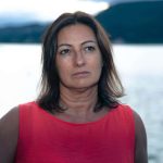 U današnjem članku vam pišemo na temu stvari koje žene starije od 40 godina ponekad rade, a koje nesvjesno mogu udaljiti muškarce. Pišemo ovo kao prijateljski savjet, jednostavno i iskreno, jer i sa iskustvom i samopouzdanjem, male greške u ponašanju mogu stvoriti velike barijere u vezama. Jedan od najčešćih problema je želja da partnera “preoblikuju”. Nakon godina iskustva, žena vrlo dobro zna što želi i očekuje, ali kada muškarca vidi kao projekt koji treba “popraviti”, šalje mu poruku da nije dovoljno dobar. Takvo ponašanje stvara pritisak i ograničava slobodu, a muškarci vole partnericu koja ih prihvata onakve kakvi jesu, bez stalne kritike ili mentorstva. Drugi obrazac koji izaziva udaljavanje je stalno spominjanje bivših veza. Priče o bivšim partnerima, osobito u negativnom kontekstu, mogu muškarcu dati osjećaj da nije dovoljno važan u sadašnjosti. On želi novu priču, svjež početak i sigurnost da je odnos fokusiran na sadašnjost i budućnost, a ne na prošlost koja još uvijek dominira u razgovorima. Treća zamka je pretjerana kontrola nad svakim aspektom veze. Jasne granice i očekivanja su korisne, ali kada postanu rigidna pravila, muškarci to doživljavaju kao emocionalni pritisak. Veza koja guši slobodu i spontani izraz ličnosti često završava udaljavanjem, jer muškarac traži prostor za rast i razvoj unutar veze, a ne stalni nadzor. Četvrto ponašanje koje odbija je stalno umanjivanje vlastite vrijednosti zbog godina. Komentari poput “Već sam previše stara” ili “Sigurno želiš mlađu” odaju nesigurnost i stvaraju pritisak na partnera da stalno potvrđuje vašu vrijednost. Umjesto skromnosti, to stvara emocionalni teret i otežava ravnotežu u vezi. Peto, požurivanje razvoja veze i planiranje budućnosti može biti opasno. Žene koje osjećaju da vrijeme prolazi ponekad pokušavaju ubrzati odluke o braku, zajedničkom životu ili financijama, iako odnos još nije dovoljno stabilan. Takav pritisak može muškarca natjerati da se povuče, jer većina želi da veza napreduje prirodno i bez preuranjenih očekivanja. Šesto ponašanje koje udaljava muškarce je zanemarivanje ženstvenosti i igre zavođenja. Zrelost ne znači prestanak koketiranja, nježnih dodira ili humora. Kada žena prestane ulagati u svoju senzualnu stranu, veza postaje hladna i rutinska. Muškarci traže strast i emocionalnu povezanost; ako je ne osjećaju, distanciraju se. Iako je važno zadržati unutrašnju snagu i samostalnost, zrela žena koja poznaje svoju vrijednost i postavlja jasne granice stvara stabilnu i privlačnu vezu. Kada prestane pokušavati “popraviti” partnera i kada njeguje svoje potrebe i ženstvenost, odnos postaje zdraviji, dugotrajniji i ispunjeniji. Prava ravnoteža između iskustva, samopouzdanja i igre zavođenja ključ je za odnos u kojem oba partnera rastu i osjećaju zadovoljstvo.