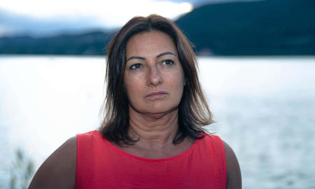 U današnjem članku vam pišemo na temu stvari koje žene starije od 40 godina ponekad rade, a koje nesvjesno mogu udaljiti muškarce. Pišemo ovo kao prijateljski savjet, jednostavno i iskreno, jer i sa iskustvom i samopouzdanjem, male greške u ponašanju mogu stvoriti velike barijere u vezama. Jedan od najčešćih problema je želja da partnera “preoblikuju”. Nakon godina iskustva, žena vrlo dobro zna što želi i očekuje, ali kada muškarca vidi kao projekt koji treba “popraviti”, šalje mu poruku da nije dovoljno dobar. Takvo ponašanje stvara pritisak i ograničava slobodu, a muškarci vole partnericu koja ih prihvata onakve kakvi jesu, bez stalne kritike ili mentorstva. Drugi obrazac koji izaziva udaljavanje je stalno spominjanje bivših veza. Priče o bivšim partnerima, osobito u negativnom kontekstu, mogu muškarcu dati osjećaj da nije dovoljno važan u sadašnjosti. On želi novu priču, svjež početak i sigurnost da je odnos fokusiran na sadašnjost i budućnost, a ne na prošlost koja još uvijek dominira u razgovorima. Treća zamka je pretjerana kontrola nad svakim aspektom veze. Jasne granice i očekivanja su korisne, ali kada postanu rigidna pravila, muškarci to doživljavaju kao emocionalni pritisak. Veza koja guši slobodu i spontani izraz ličnosti često završava udaljavanjem, jer muškarac traži prostor za rast i razvoj unutar veze, a ne stalni nadzor. Četvrto ponašanje koje odbija je stalno umanjivanje vlastite vrijednosti zbog godina. Komentari poput “Već sam previše stara” ili “Sigurno želiš mlađu” odaju nesigurnost i stvaraju pritisak na partnera da stalno potvrđuje vašu vrijednost. Umjesto skromnosti, to stvara emocionalni teret i otežava ravnotežu u vezi. Peto, požurivanje razvoja veze i planiranje budućnosti može biti opasno. Žene koje osjećaju da vrijeme prolazi ponekad pokušavaju ubrzati odluke o braku, zajedničkom životu ili financijama, iako odnos još nije dovoljno stabilan. Takav pritisak može muškarca natjerati da se povuče, jer većina želi da veza napreduje prirodno i bez preuranjenih očekivanja. Šesto ponašanje koje udaljava muškarce je zanemarivanje ženstvenosti i igre zavođenja. Zrelost ne znači prestanak koketiranja, nježnih dodira ili humora. Kada žena prestane ulagati u svoju senzualnu stranu, veza postaje hladna i rutinska. Muškarci traže strast i emocionalnu povezanost; ako je ne osjećaju, distanciraju se. Iako je važno zadržati unutrašnju snagu i samostalnost, zrela žena koja poznaje svoju vrijednost i postavlja jasne granice stvara stabilnu i privlačnu vezu. Kada prestane pokušavati “popraviti” partnera i kada njeguje svoje potrebe i ženstvenost, odnos postaje zdraviji, dugotrajniji i ispunjeniji. Prava ravnoteža između iskustva, samopouzdanja i igre zavođenja ključ je za odnos u kojem oba partnera rastu i osjećaju zadovoljstvo.