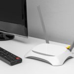 NIKADA ne stavljajte svoj WiFi ruter na jedno od ovih 5 mjesta u kući: To će usporiti vaš internet!