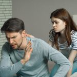 OVAKO SE MUŠKARAC PONAŠA PRE PREVARE: Otvorite širom oči, ODAĆE ga ovih 7 STVARI