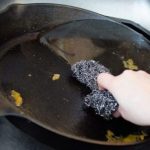 Izgrebana tava može ponovno izgledati kao nova sa samo jednim uobičajenim kuhinjskim predmetom koji svi posjeduju.