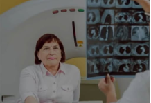 OTKRILA JE RAK NA PLUĆIMA, SADA UPOZORAVA SVE: Ovo na rukama, nikad nemojte zanemariti!