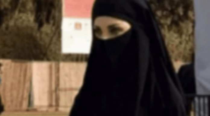 Na glavi burka, a dole žurka, bruka i sramota: Ova djevojka je postala viralni hit, dobro pogledajte donji dio slike, auu