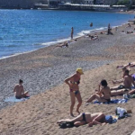 ŽENA NA PLAŽI U CRNOJ GORI ŠOKIRALA LJUDE: Ne kupa se, SVI GLEDAJU ŠTA DRŽI U RUKAMA – “ovo je kraj sveta” (VIDEO)