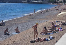 ŽENA NA PLAŽI U CRNOJ GORI ŠOKIRALA LJUDE: Ne kupa se, SVI GLEDAJU ŠTA DRŽI U RUKAMA – “ovo je kraj sveta” (VIDEO)