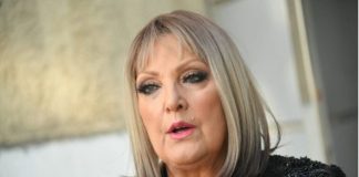 Snežana se obukla minić i ukrasila čizmama do koljena šokirala javnost novim izgledom !SRAMOTNO zar baba ovako treba da se obuče?