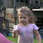 Djevojčica (2) danima ležala u ŠUMI: Kada su je pronašli, svojim riječima je RASPLAKALA cijelu zemlju
